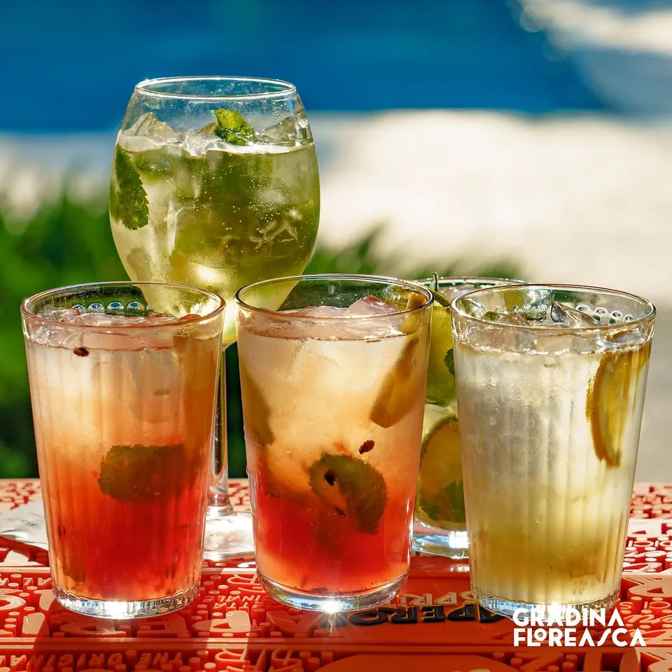 Cocktailuri și limonade lângă piscină
