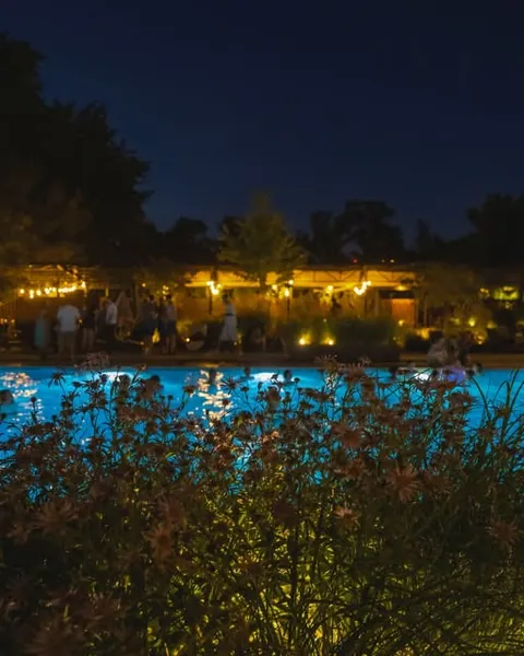 Piscina luminată noaptea