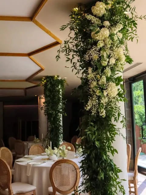 Coloană decorată cu flori albe în salon